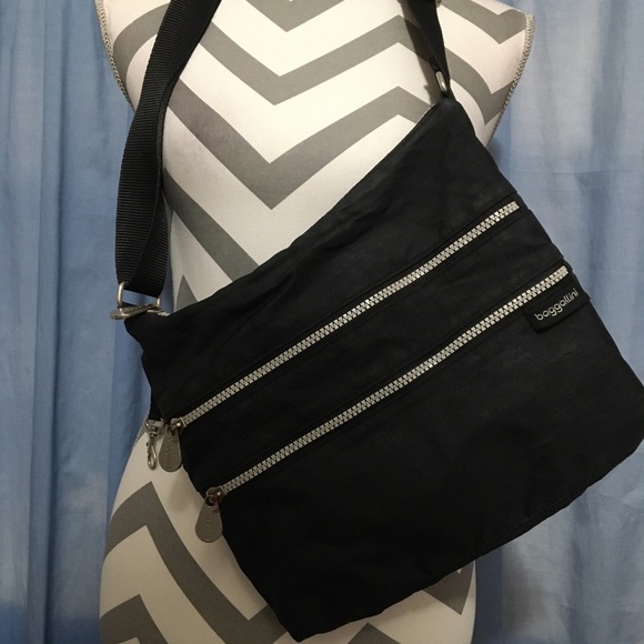 Baggallini Handbags - Baggalini Nylon crossbody